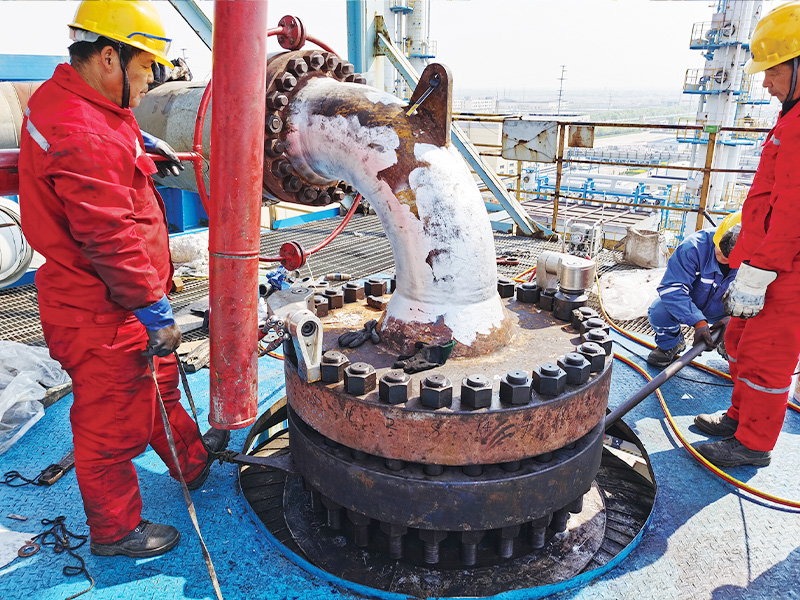 Flange leakage solution for a refinary client